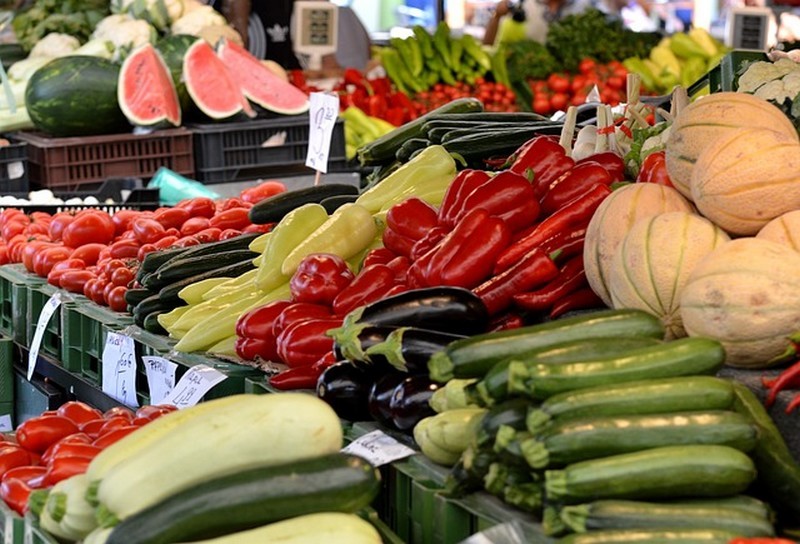 Étal de fruits et légumes sur le marché de Pontchâteau, tomates, poivrons, courgettes et melons